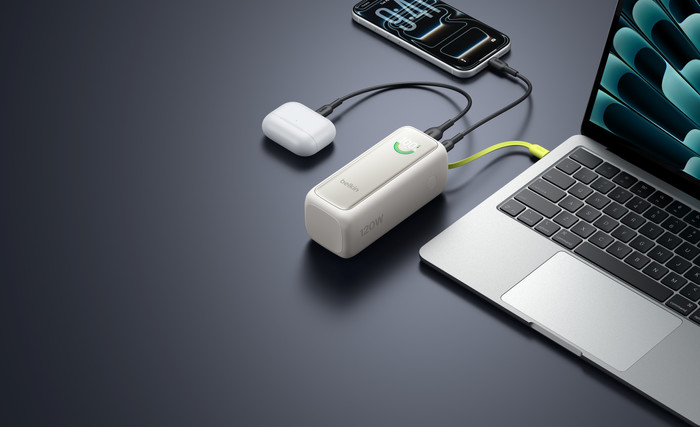 Belkin Powerbank 22.000 mAh met Snelladen 120 Watt Beige product in gebruik