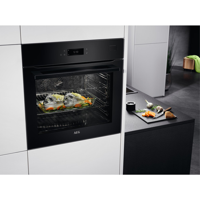 AEG BSE778380B SteamCrisp product in use