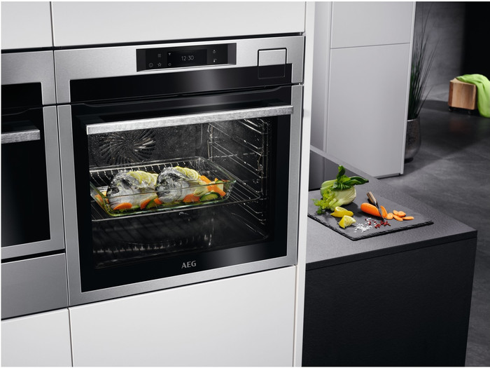 AEG BSE792280M SteamPro product in use
