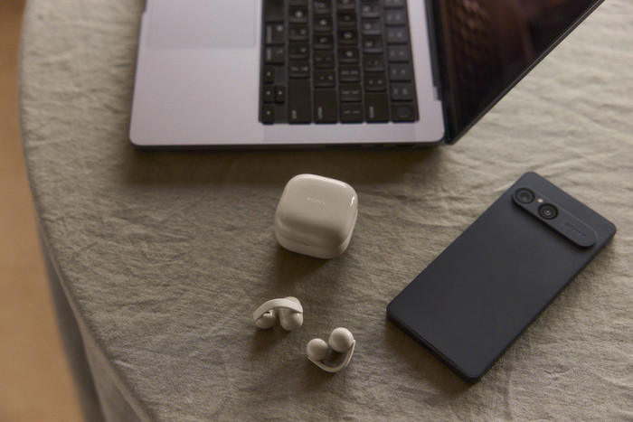 Sony Linkbuds Clip Beige product in gebruik