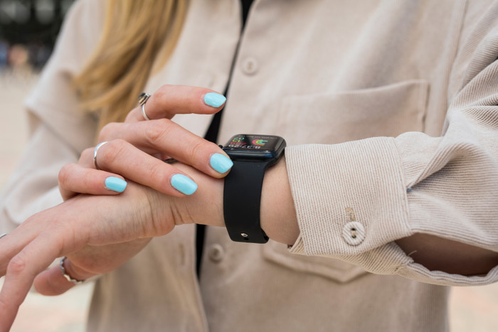 BlueBuilt Siliconen Bandje Zwart voor Apple Watch 40/41/42 mm product in gebruik