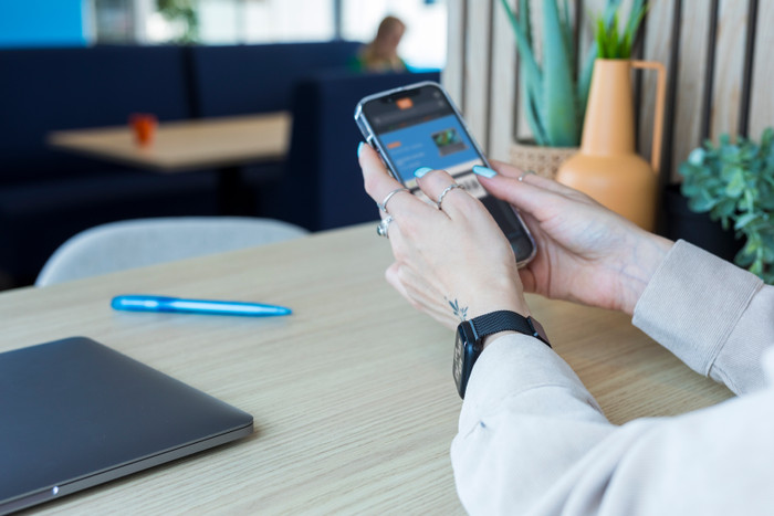 BlueBuilt Milanees Bandje Zwart voor Apple Watch 40/41/42 mm product in gebruik