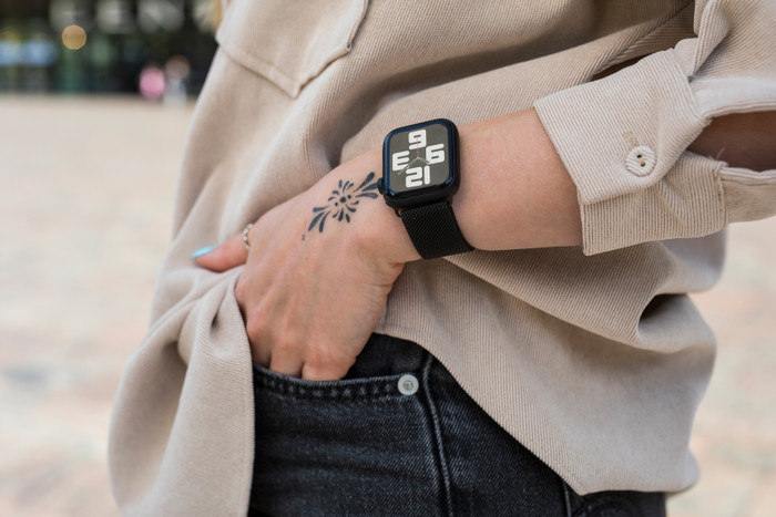 BlueBuilt Milanees Bandje Zwart voor Apple Watch 40/41/42 mm product in gebruik