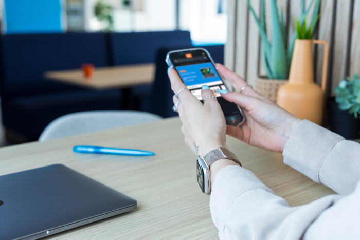 BlueBuilt Milanees Bandje Goud voor Apple Watch 40/41/42 mm product in gebruik