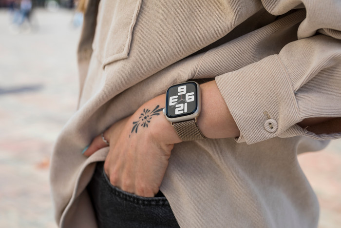BlueBuilt Milanees Bandje Goud voor Apple Watch 40/41/42 mm product in gebruik