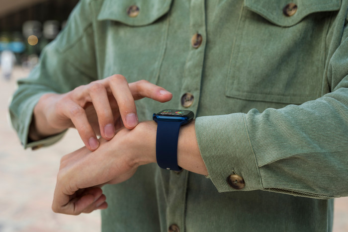 BlueBuilt Silicone Watch Strap Blue for Apple Watch 44/45/46mm product in use