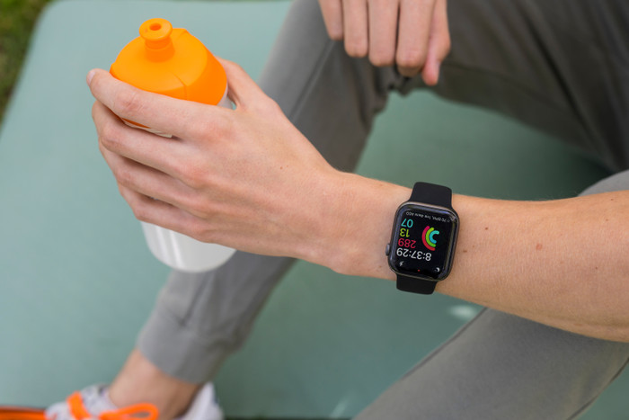 BlueBuilt Siliconen Bandje Zwart voor Apple Watch 44/45/46mm product in gebruik