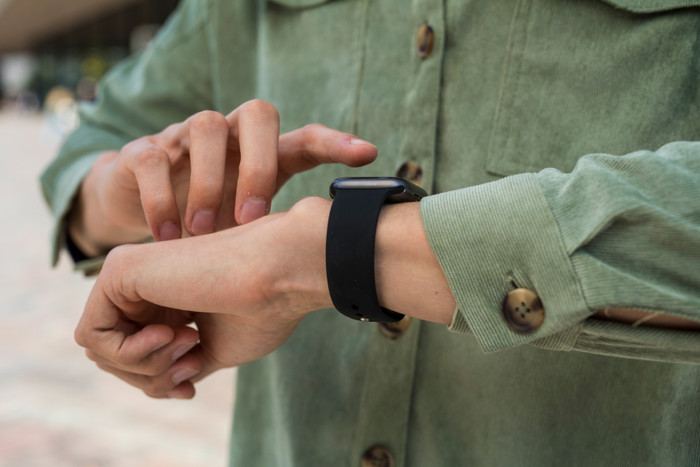 BlueBuilt Siliconen Bandje Zwart voor Apple Watch 44/45/46mm product in gebruik