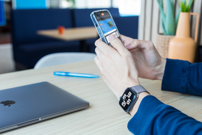 BlueBuilt Milanees Bandje Zilver voor Apple Watch 42/44/45 mm product in gebruik