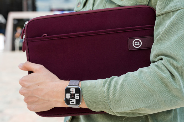 BlueBuilt Milanees Bandje Zilver voor Apple Watch 42/44/45 mm product in gebruik