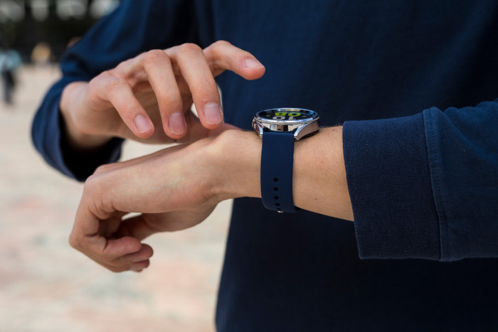 BlueBuilt Silicone Strap Blue for Samsung/Garmin 20mm product in use