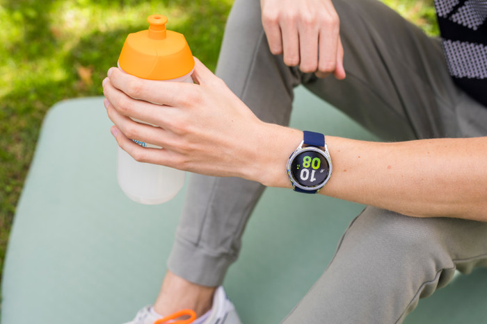 BlueBuilt Silicone Strap Blue for Samsung/Garmin 20mm product in use