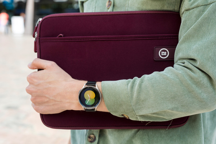 BlueBuilt Milanese Watch Strap Black for Samsung 20mm product in use