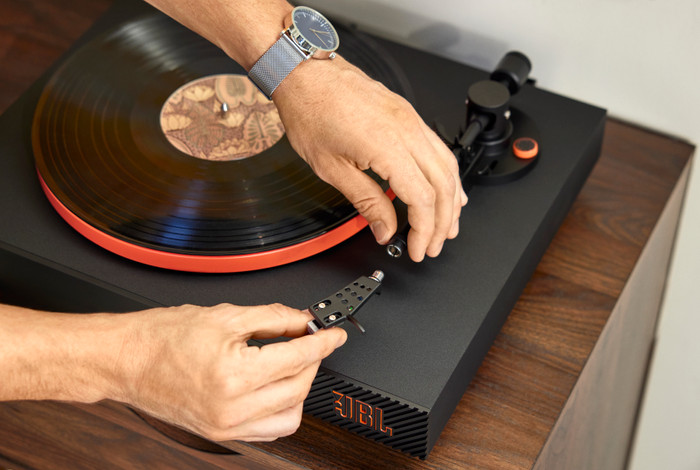 JBL Spinner BT Black product in use