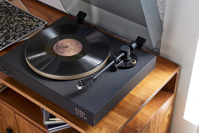 JBL Spinner BT Gold product in use