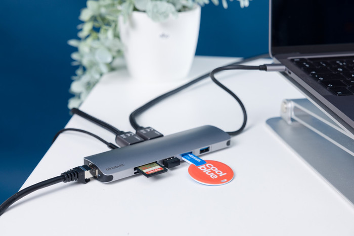 BlueBuilt 9-in-1 Dual HDMI Docking Station met USB-C product in gebruik