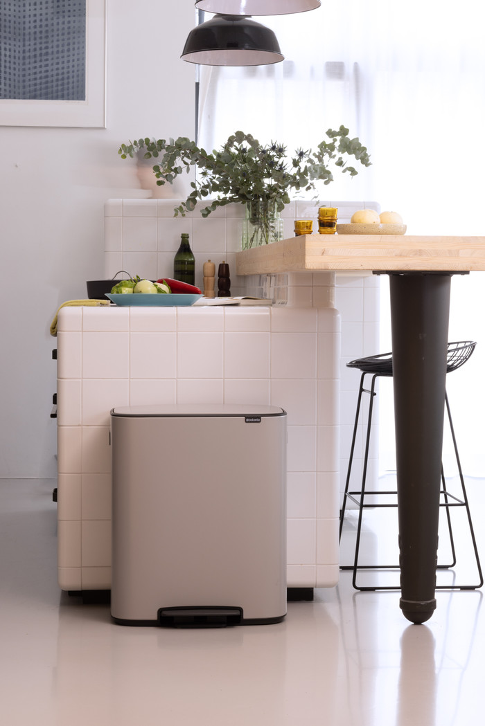 Brabantia Bo Pedal Bin 2 x 30 Liter Soft Grey product in gebruik