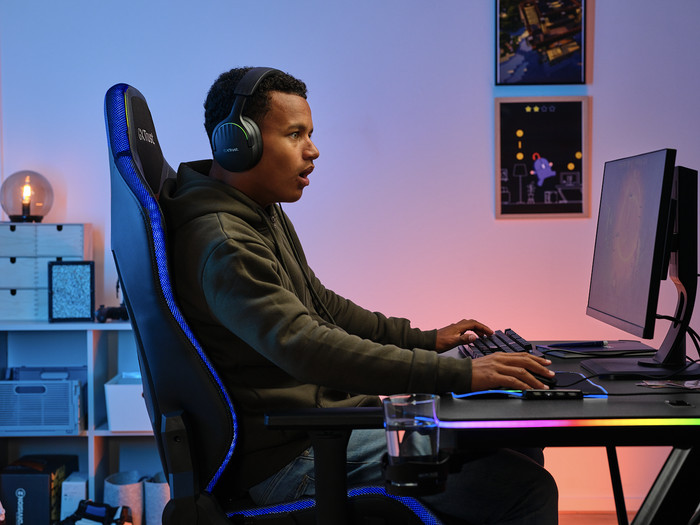Trust GXT709 Luminus RGB Game Bureau Zwart product in gebruik