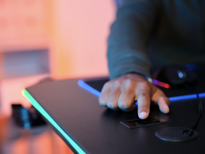 Trust GXT709 Luminus RGB Game Bureau Zwart product in gebruik