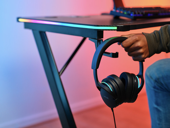 Trust GXT709 Luminus RGB Game Bureau Zwart product in gebruik