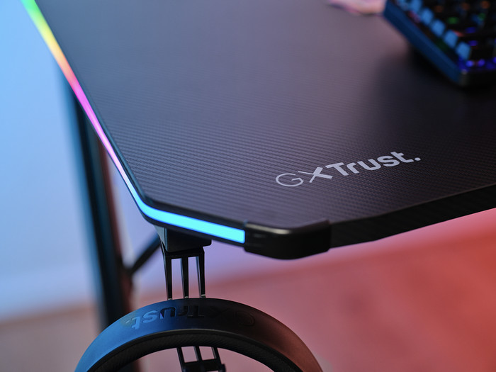 Trust GXT709 Luminus RGB Game Bureau Zwart product in gebruik