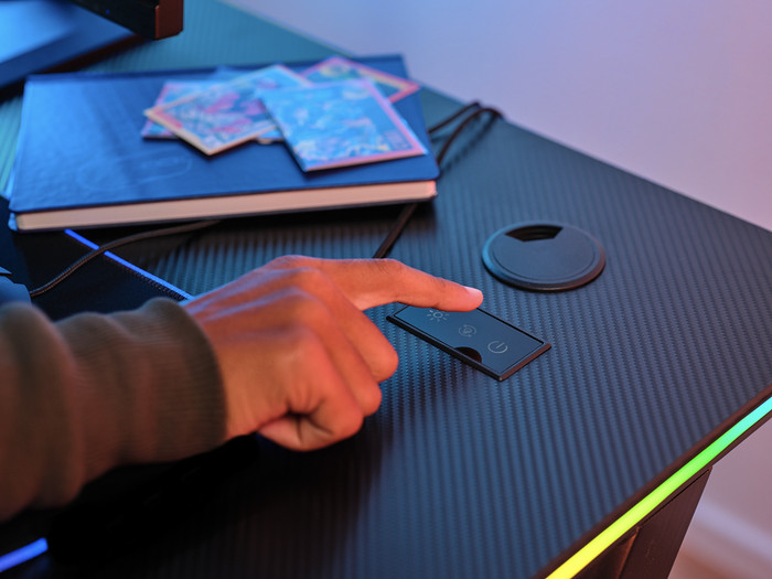 Trust GXT709 Luminus RGB Game Bureau Zwart product in gebruik