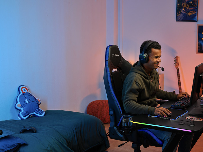 Trust GXT709 Luminus RGB Game Bureau Zwart product in gebruik