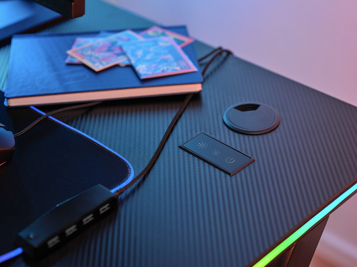 Trust GXT709 Luminus RGB Game Bureau Zwart product in gebruik