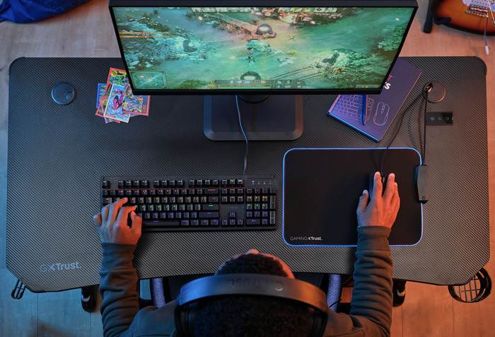 Trust GXT709 Luminus RGB Game Bureau Zwart product in gebruik