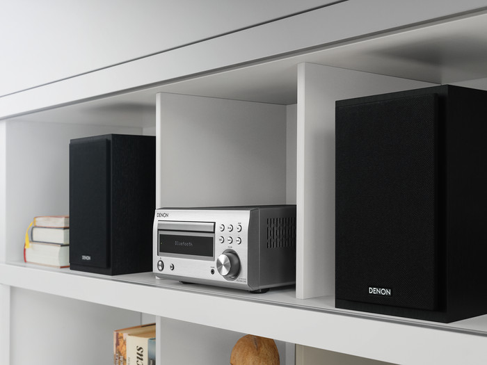 Denon D-M41DAB Zilver/Zwart product in gebruik