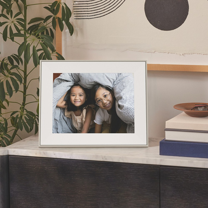 Aura Frames Aspen Wit product in gebruik