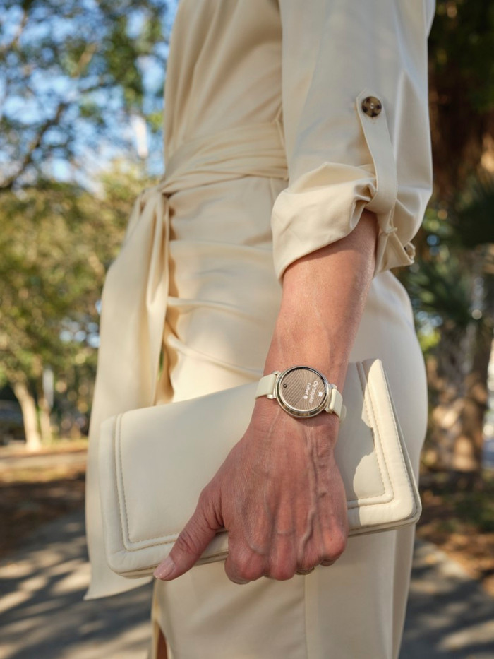 Garmin Lily 2 Cream product in use