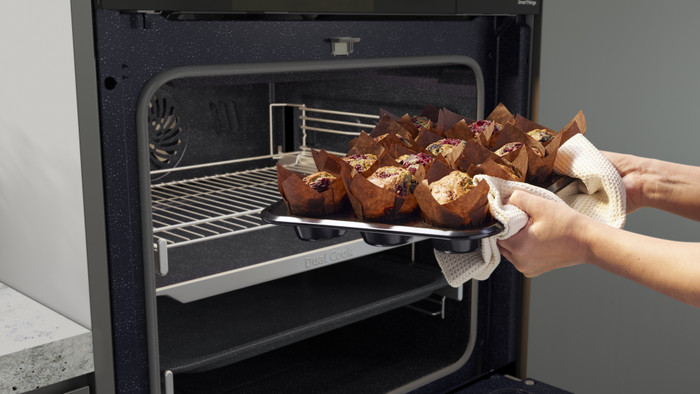 Samsung NV7B5755SAK/U1 Dual Cook Flex product in use