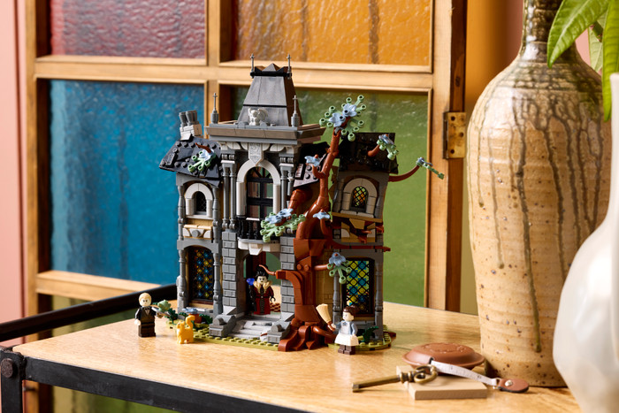 LEGO Icons Burgemeestershuis 11383 product in gebruik