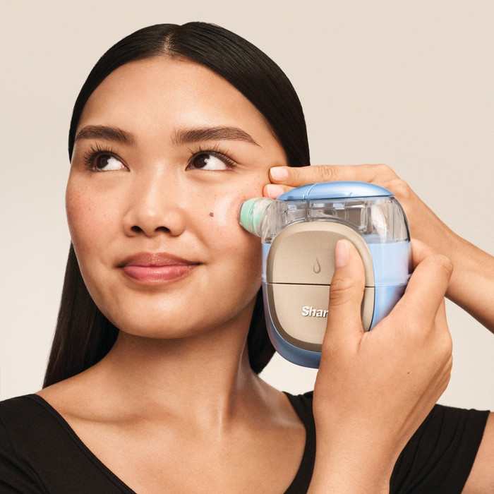 Shark FacialPro Glow + DePuffi FH320EU Blauw product in gebruik