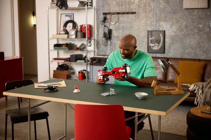 LEGO Icons F1 Ferrari met Michael Schumacher 11375 product in gebruik