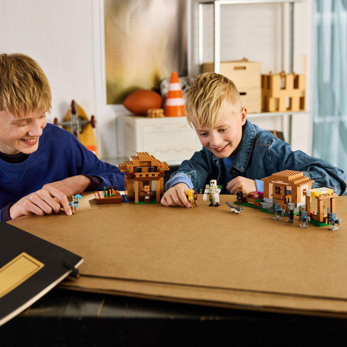 LEGO Minecraft Oproeper Dorpsaanval 21596 product in gebruik