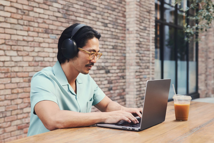 Sonos Ace Zwart + BlueBuilt Power Delivery Oplader met Usb C product in gebruik