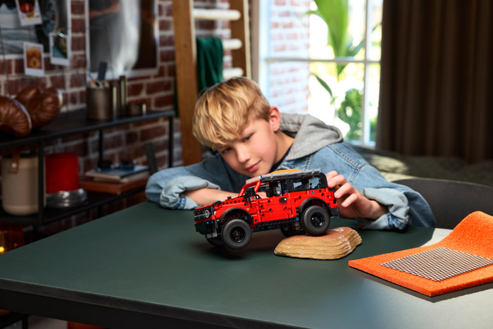 LEGO Technic Ford Bronco 42213 detail
