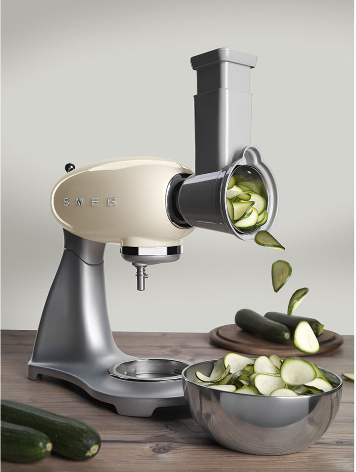 SMEG SMSG01 Snij- en raspopzetstuk product in gebruik