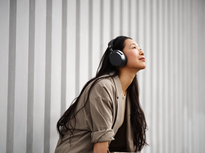 Sennheiser Momentum 4 Wireless Grijs product in gebruik