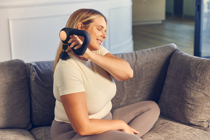 Theragun Sense Black product in gebruik
