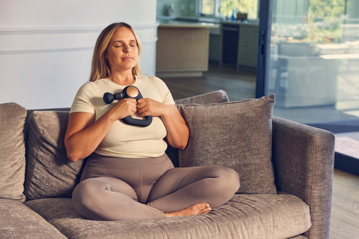 Theragun Sense Black product in gebruik