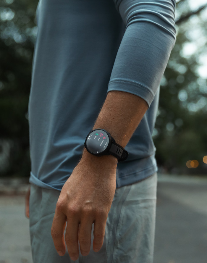 Garmin Forerunner 165 Zwart/Grijs product in gebruik