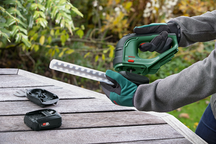 Bosch AdvancedShear 18V-10 Set product in gebruik