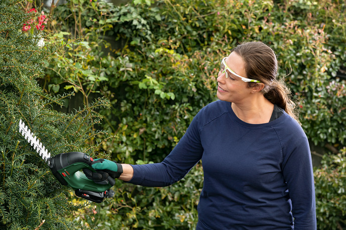 Bosch AdvancedShear 18V-10 Set product in gebruik