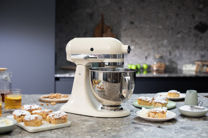 KitchenAid 5KSM185PSEAC Amandelwit product in gebruik