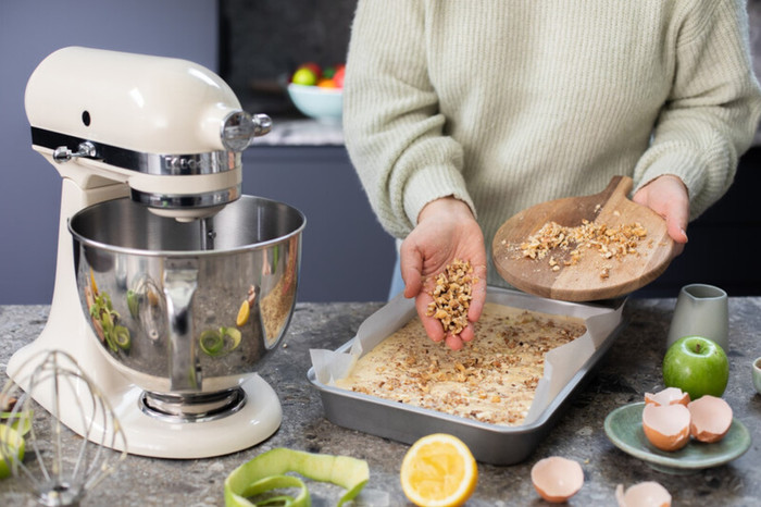 KitchenAid 5KSM185PSEAC Amandelwit product in gebruik