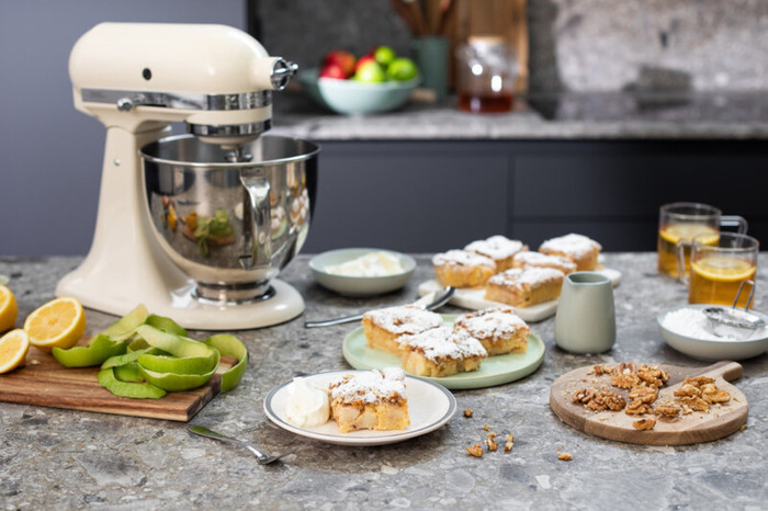 KitchenAid 5KSM185PSEAC Amandelwit product in gebruik