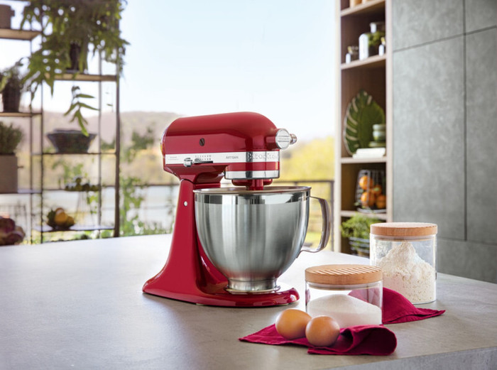 KitchenAid 5KSM185PSEER Empire Red product in use